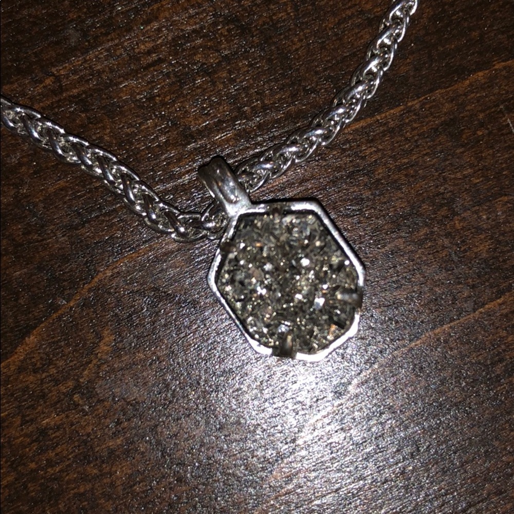 Kendra Scott necklace